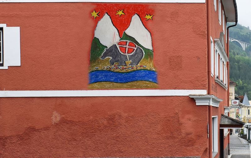 Klemens Baum hat die beiden Wappen (Obervellach und Freising) zusammen zu einem Kunstwerk gestaltet.