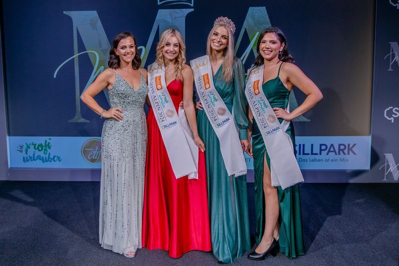 v.l.n.r. Kati Pletzer-Ladurner (Organisatorin), Vize Miss Alpin 2024  Lea Nanton, Miss Alpin 2024 Larissa Ranacher, Dritte Miss Alpin 2024 Angelina Cukic