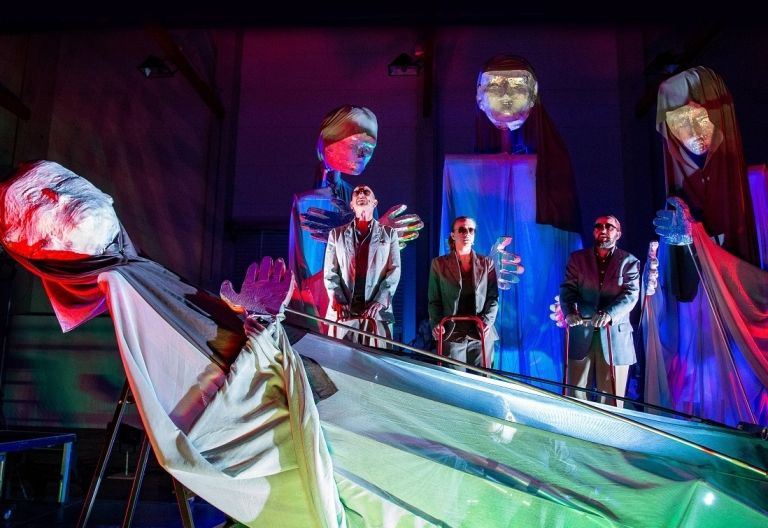 WIR KAMEN UND SIE BRAUCHTEN UNS