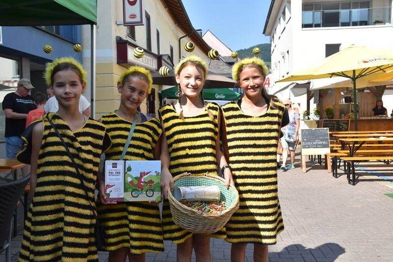 Die &bdquo;flei&szlig;igen Bienchen&ldquo; Emely, Emilia, Marie und Isabella brachten die Lose unter die Leute.