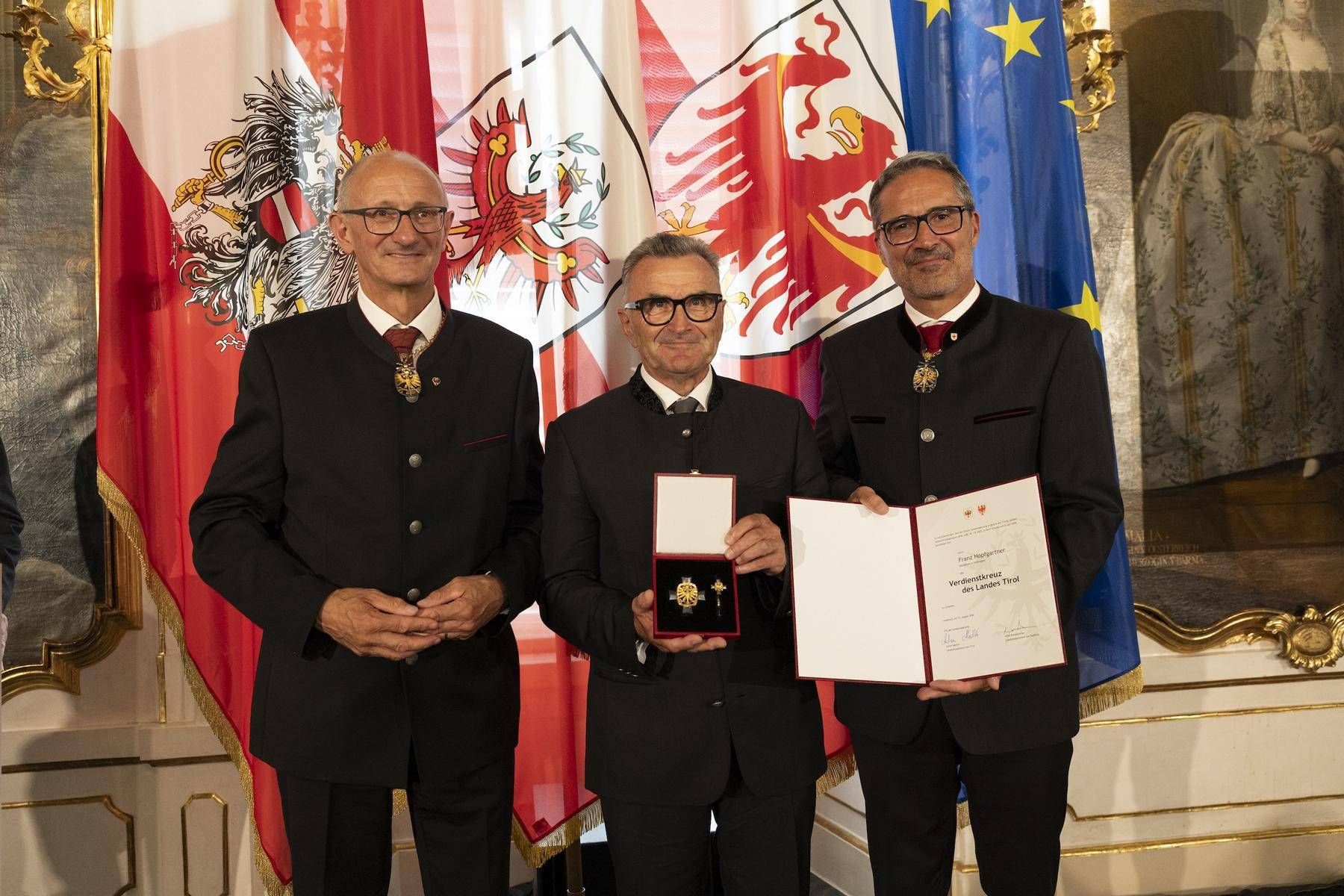 Der Alt-Bgm von Hopfgarten, Franz Hopfgartner wurde f&uuml;r seine Verdienste um die kommunale Infrastruktur und die regionale Sicherheit im Defereggental mit dem Verdienstkreuz ausgezeichnet. Foto: Land Tirol/Sedlak