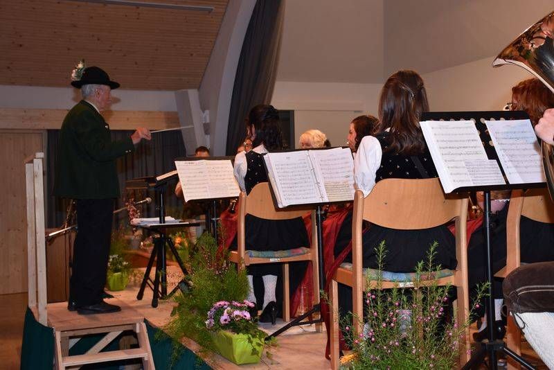 Den Taktstock in der Hand h&auml;lt Alt-Kapellmeister Anton Egarter.