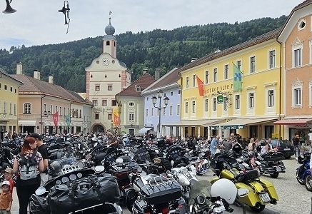 Harleys besuchten die "K&uuml;nstlerstadt"