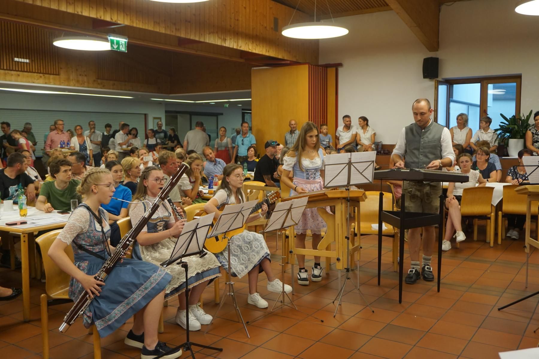 Nicht so bekannt in der Volksmusik-Szene ist das Fagott &ndash; Julia Theurl vertrat es als einzige beim diesj&auml;hrigen Musizierwochenende und spielte mit Jasmina Valtiner, Lorena Goller und Sophia Bucher unter der Leitung von Daniel Maizner (v.l.) Foto: Magdalen