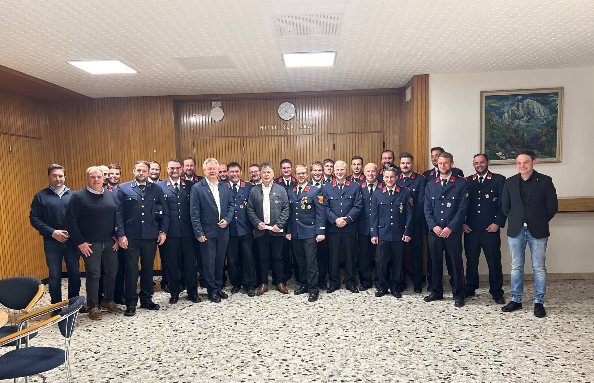 Eine gro&szlig;e Abordnung der FF Rattendorf wohnte der letzten Gemeinderatssitzung bei. Im Bild mit Bgm. Leopold Astner, Feuerwehrreferent Vize-Bgm. G&uuml;nter Pernul (Mitte) und Architekt Herbert Angerer (re).