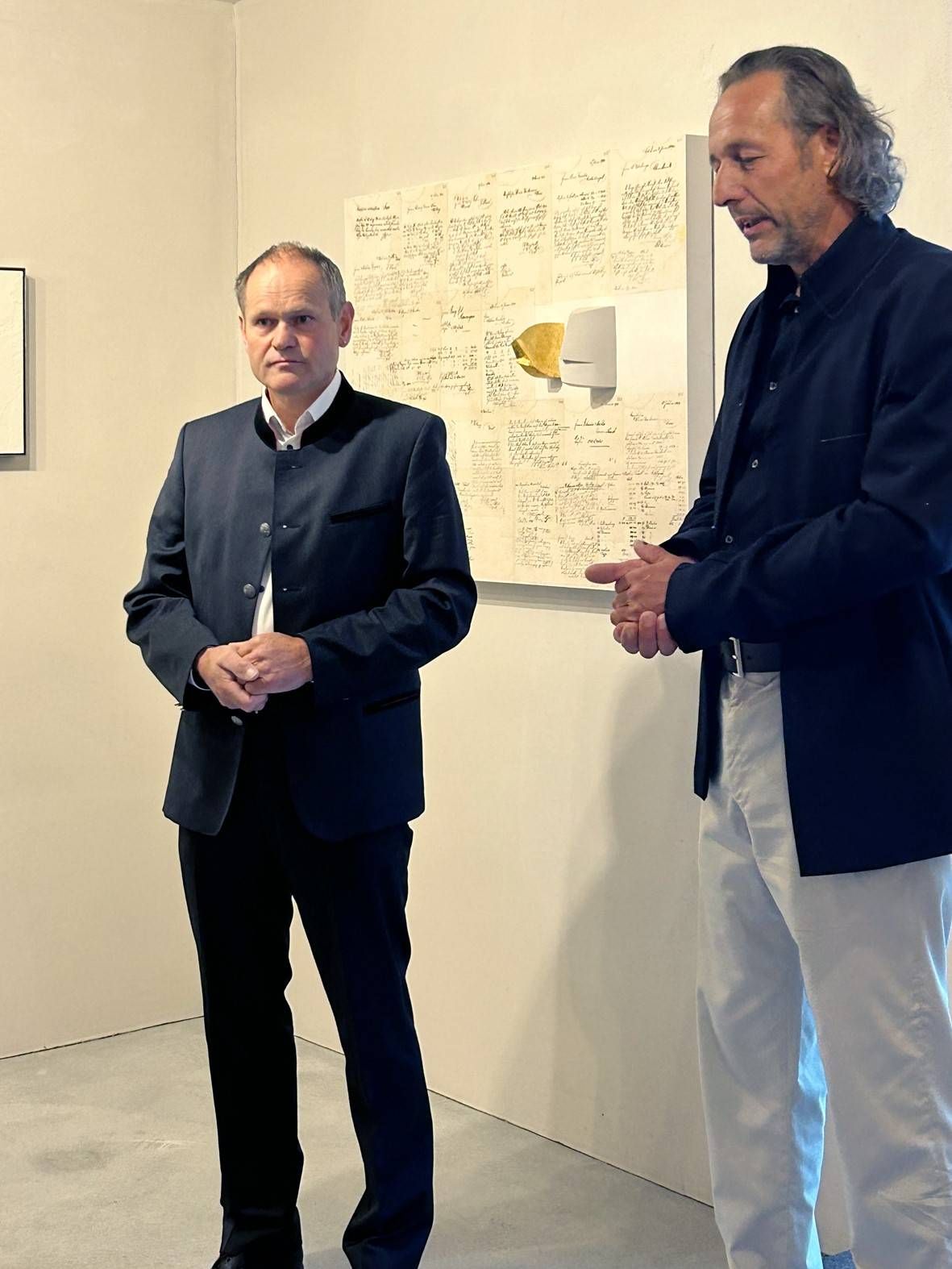 Bgm. Peter Suntinger und Bildhauer Max Seibald bei der Ausstellungser&ouml;ffnung.