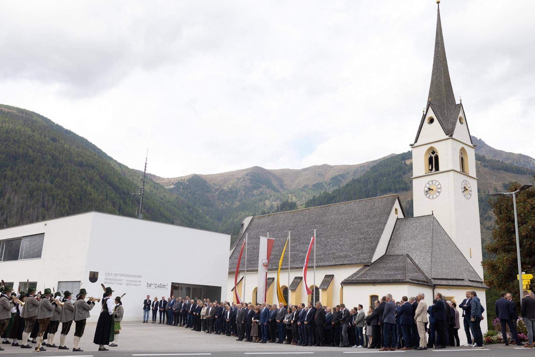 "Gro&szlig;er Bahnhof" in Kals f&uuml;r die G&auml;ste aus ganz Tirol. Foto: Gemeindeverband Tirol/Brunner images