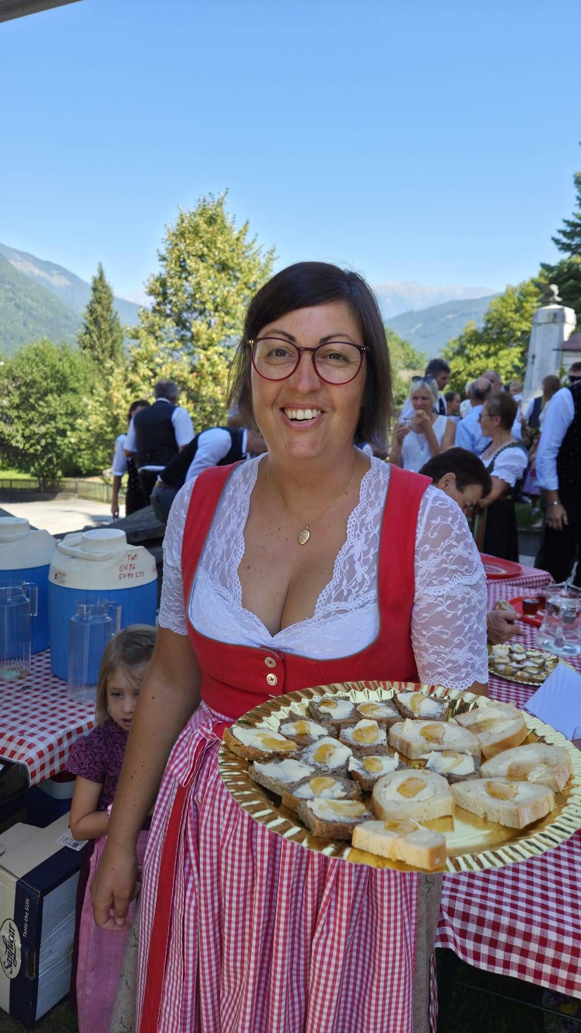 Vereins-Kassierin Leonie Fissmann reichte Honig-Kostproben.