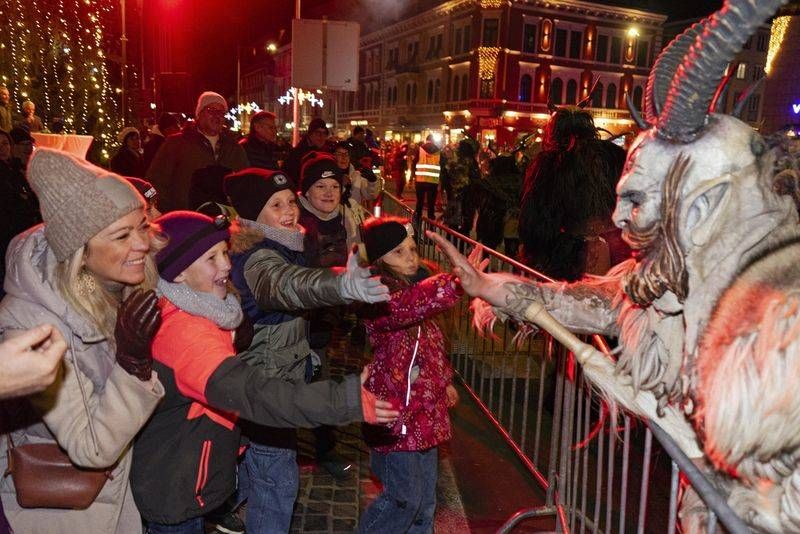 Die &bdquo;Lords of Fire&ldquo; stehen hinter dem wohl gr&ouml;&szlig;ten Krampuslauf &Ouml;sterreichs, jenen in Spittal. 1.176 Krampusse und Perchten aus ganz &Ouml;sterreich und Slowenien sorgten f&uuml;r ein schauriges Spektakel, das Tausende von Besuchern in die Innenstadt lockte.