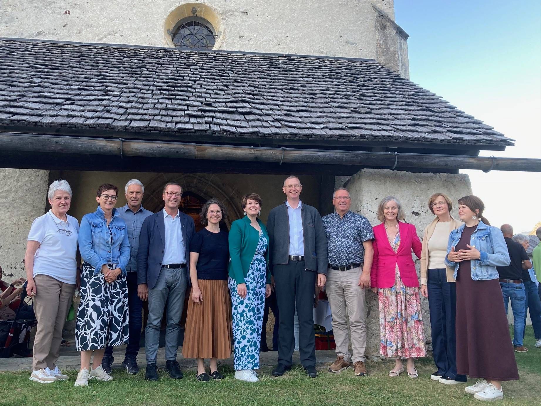 Christa Czopak (Kirchenf&uuml;hrerin), Christl Stanglechner (BHO), Edi Unterweger (Pilgerbegleiter), Dekan Franz Troyer, Maria Radziwon (Autorin, Seelsorgerin), Angelika Stegmayr, Pfarrer Christian Breunig CanReg., B&uuml;rgermeister Reinhard Mair, Monika Reindl (BHO), Anita Walder-Wibmer (PGR-Obfrau),  Karin Theurl (SR Lienz S&uuml;d). Foto: Stangl