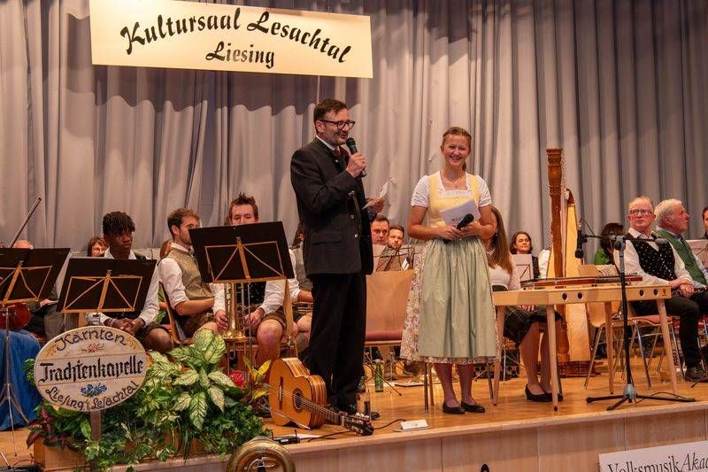 Durch das Programm f&uuml;hrten der Gesch&auml;ftsf&uuml;hrer des K&auml;rntner Bildungswerks, Michael Aichholzer und Esther Lugger.