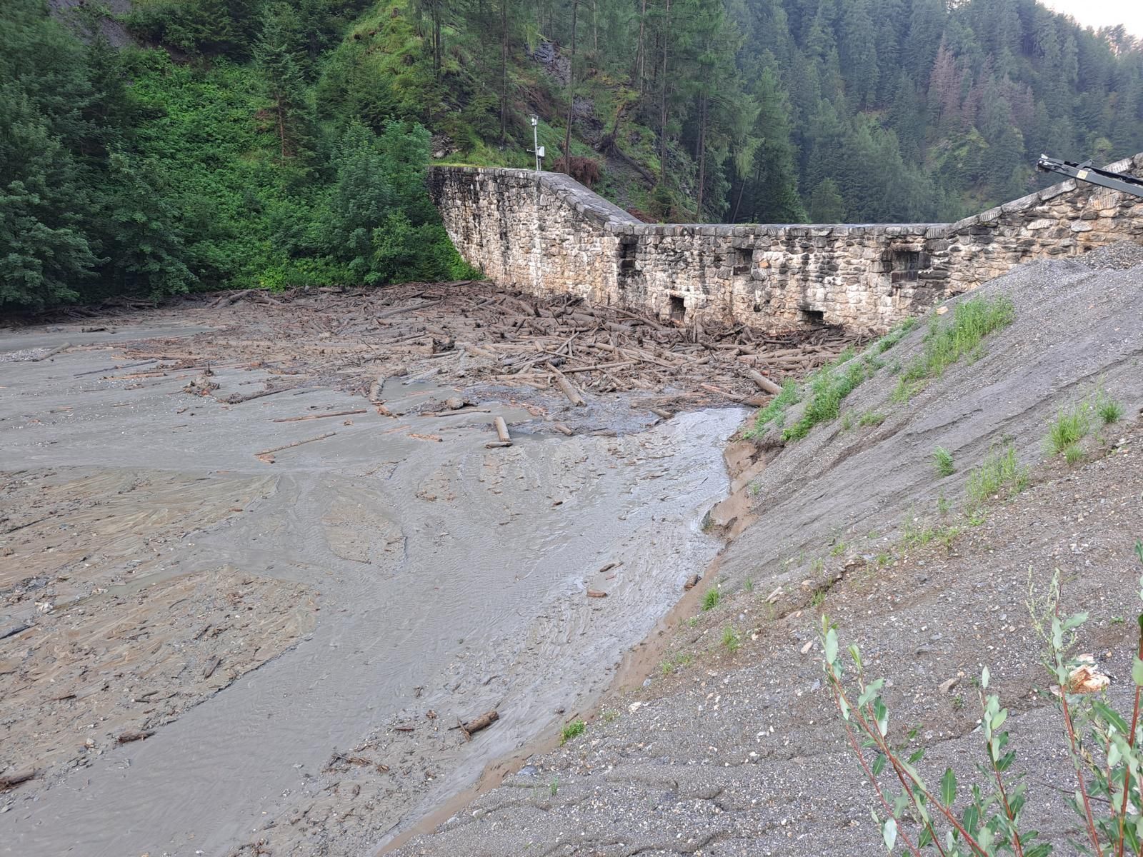 Die Kalkofensperre am Bretterwandbach hat das Material zur&uuml;ckgehalten. Foto: WLV Osttirol/Pussnig