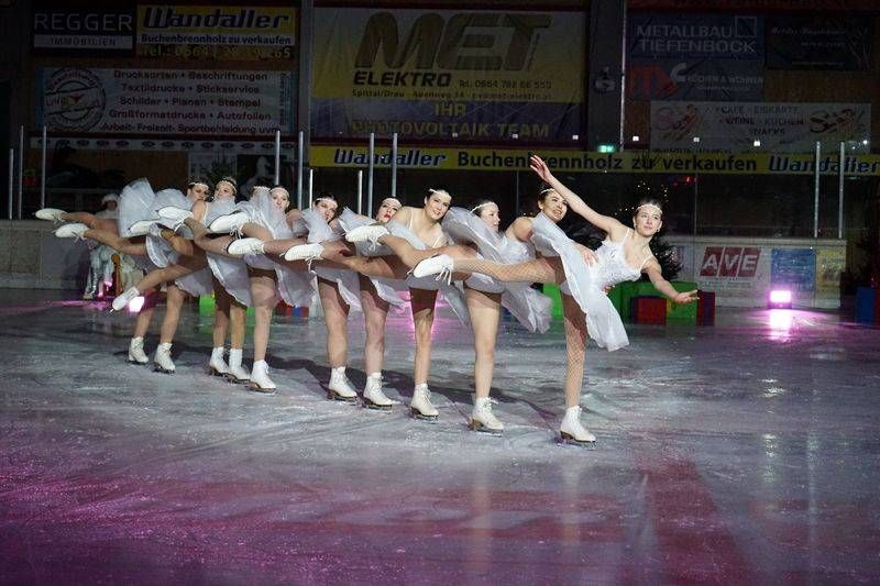Die &bdquo;Ultrabellas&ldquo; sind bereit f&uuml;r ihre gro&szlig;e Weihnachts-Eislaufshow. Foto: Moser