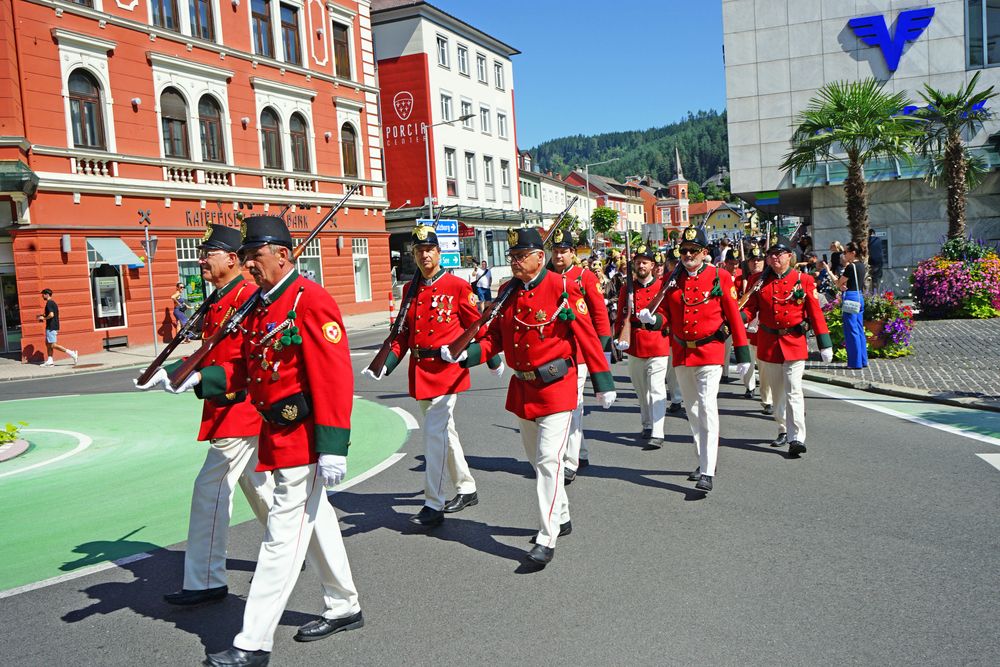 Salutschuss gab es nach dem Umzug von der B&uuml;rgergarde Spittal.