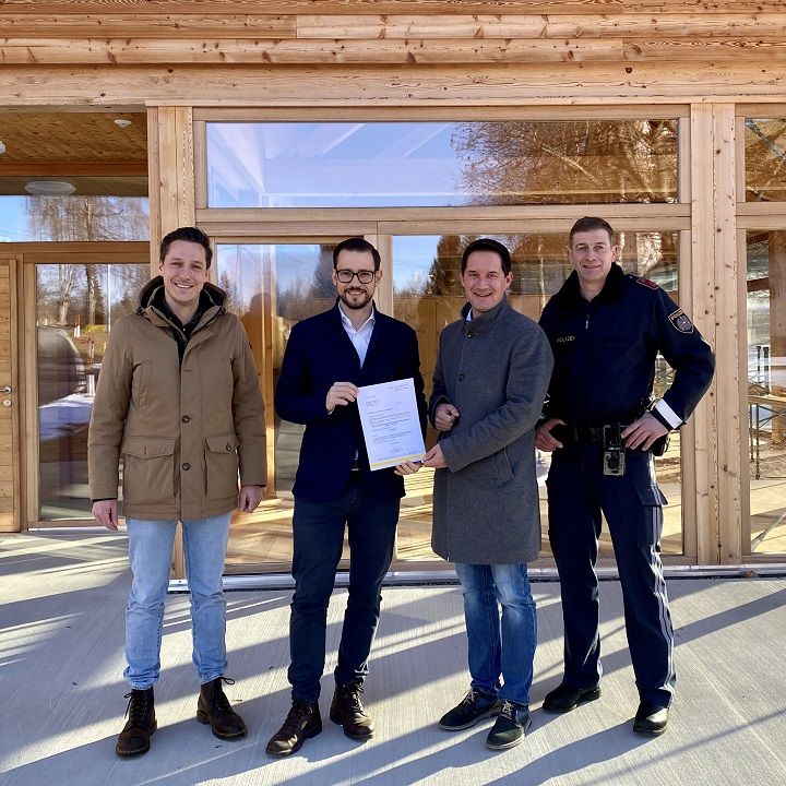 Amtsleiter Christian Enzi, LR Sebastian Schuschnig, LA Bgm. Ronny Rull und Feuerwehrkommandant Klaus Jost. Foto: B&uuml;ro LR Schuschnig/Habich