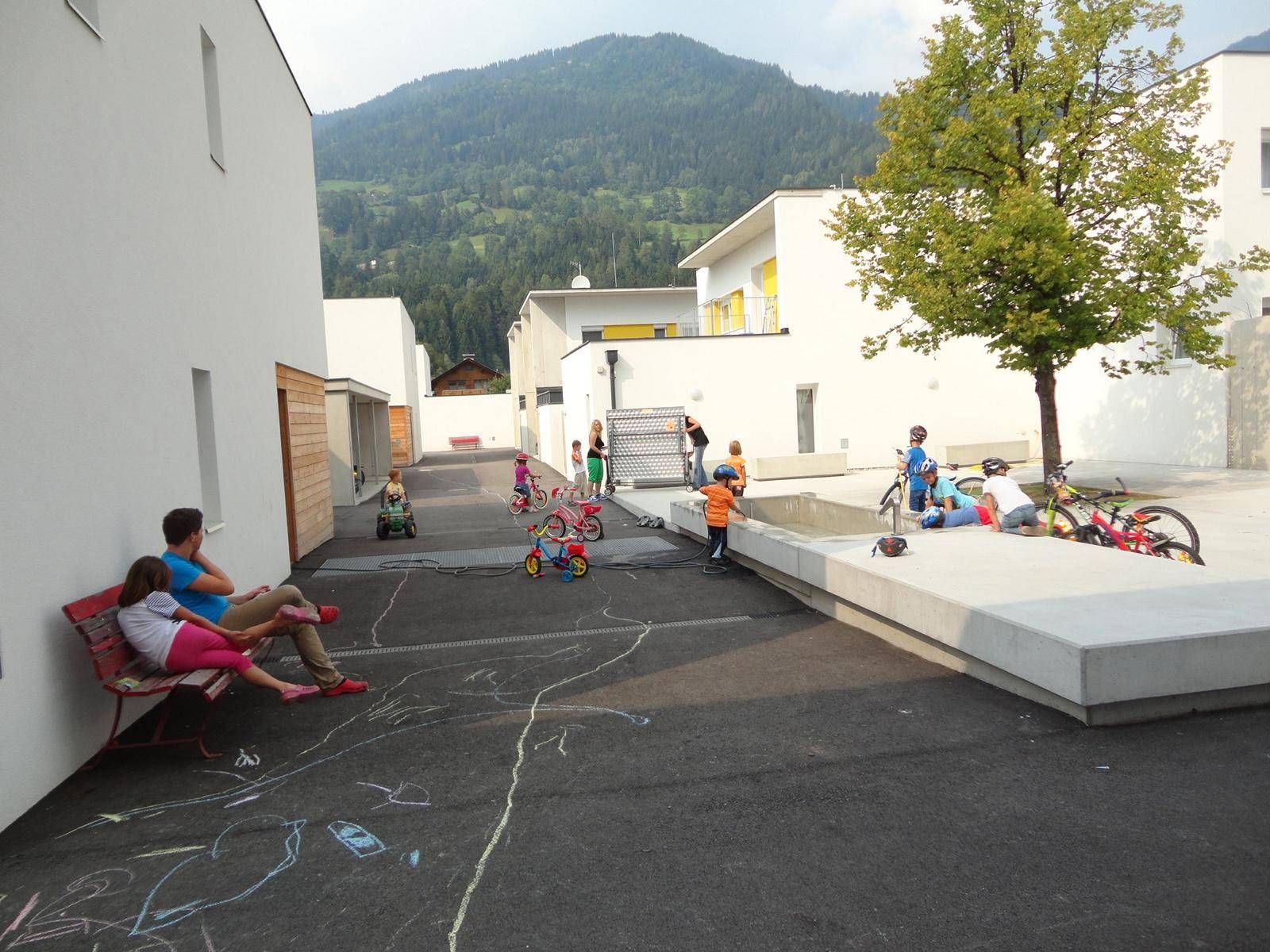 Das "Dorf im Dorf" mit Kindern und Gemeindeb&uuml;rgerInnen. Foto: SOS-Kinderdorf