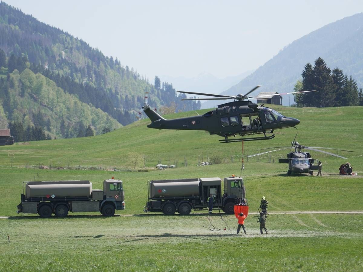 Nach wie vor sind Hubschrauber des Innenministeriums und des Bundesheers im Einsatz. Foto: Matthias  Warmuth