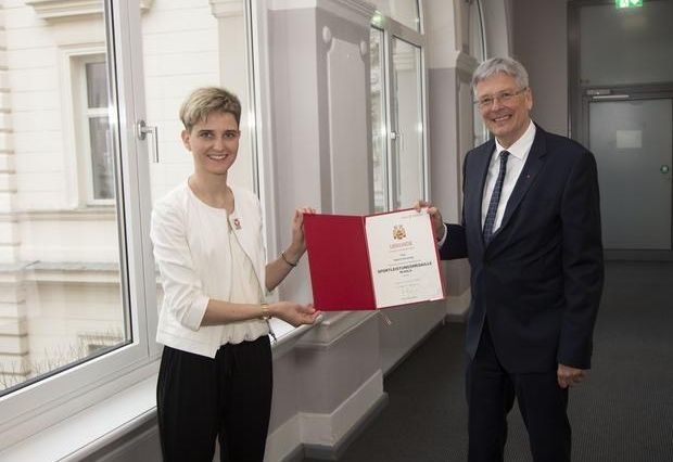 Ehrung f&uuml;r Anna Gasser und Sophie Sorschag