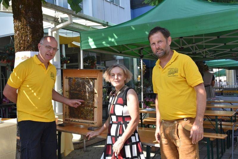 Ingrid Schmaranzer, die Vize-Pr&auml;sidentin des &Ouml;sterreichischen Erwerbsimkerbundes, zog es ebenfalls nach Hermagor. Im Bild mit Arno Kronhofer.