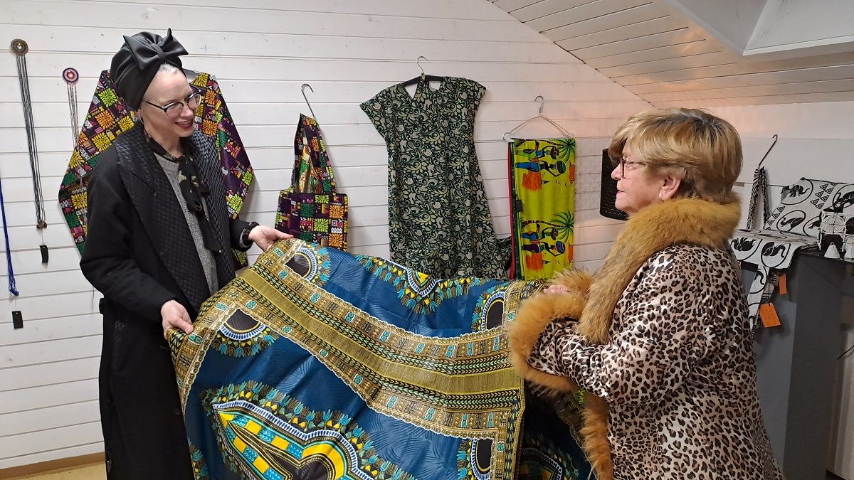 Zweimal j&auml;hrlich bringt Reinhild Wendl die Kollektionen der afrikanischen Berufssch&uuml;lerinnen nach K&auml;rnten.