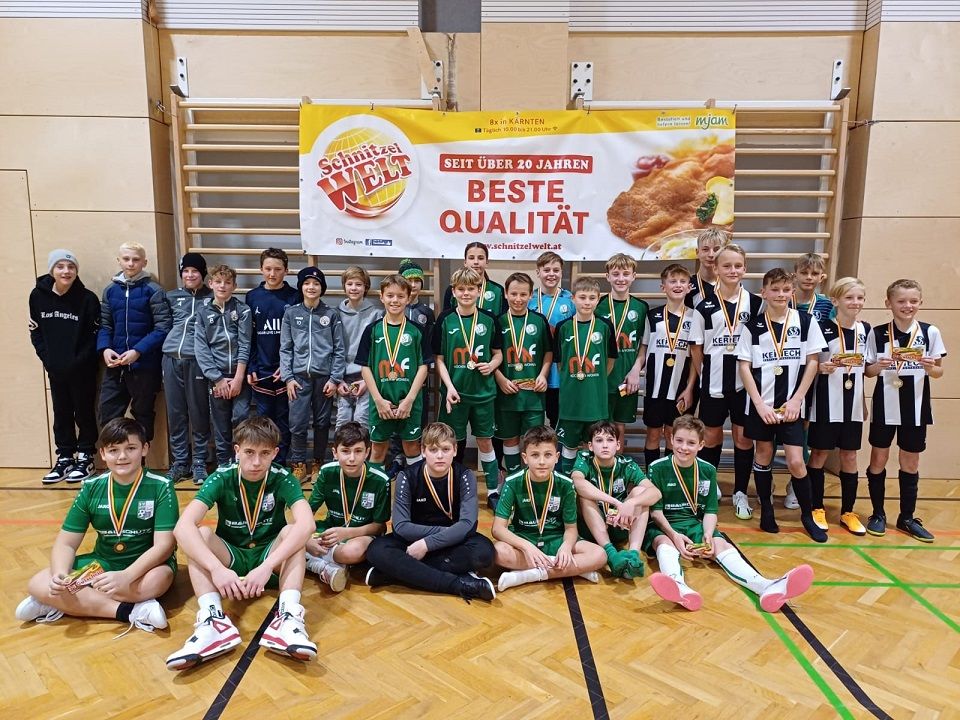 In drei Altersgruppen hatten die Nachwuchsspieler des SVS (Gruppe rechts) die Nase vorne. Foto:  privat