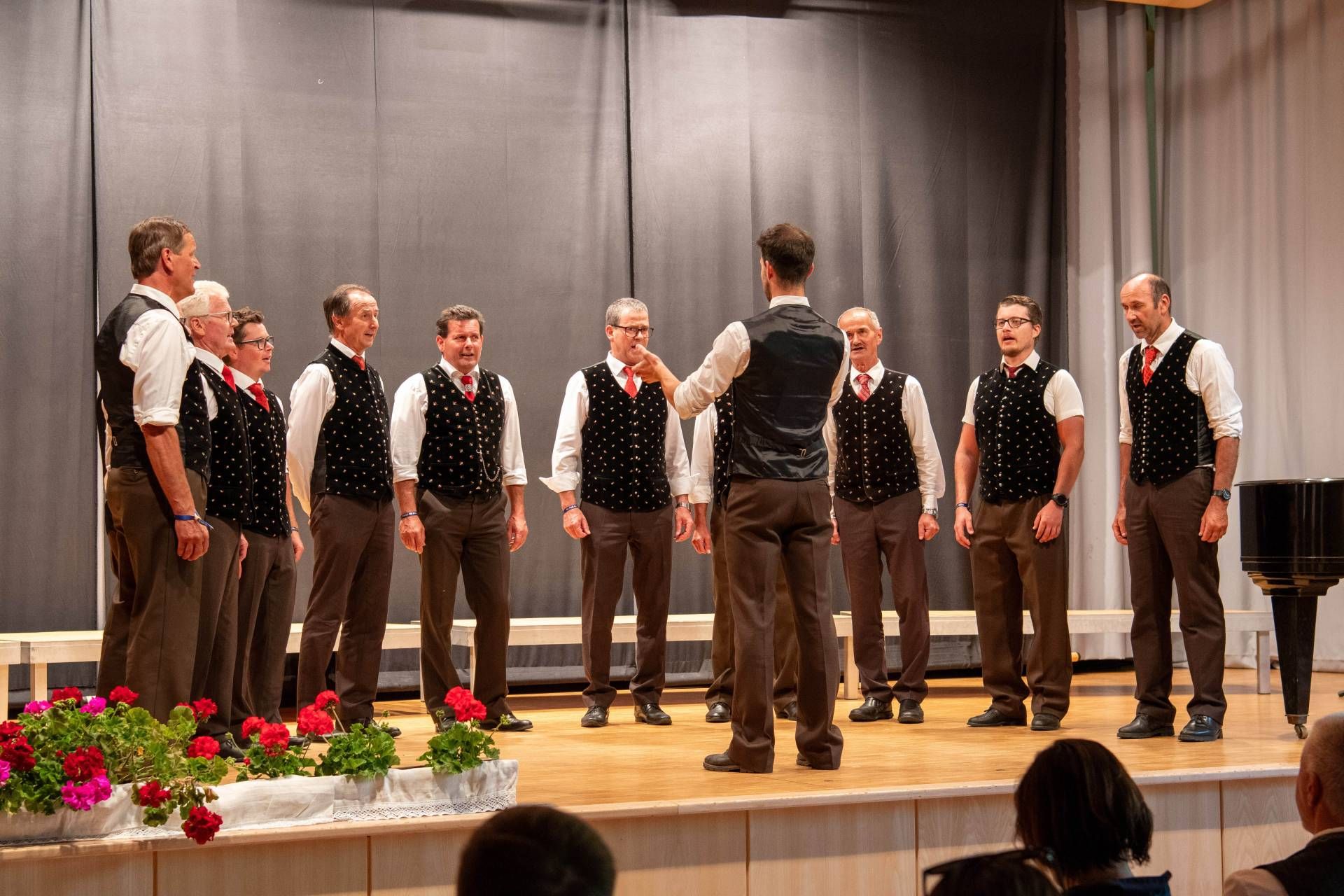 Viel Applaus ernteten die Ch&ouml;re bei ihren Liedvortr&auml;gen im Kultursaal Liesing und auf der auf der Au&szlig;enb&uuml;hne. Im Bild: Der MGV Maria Luggau.