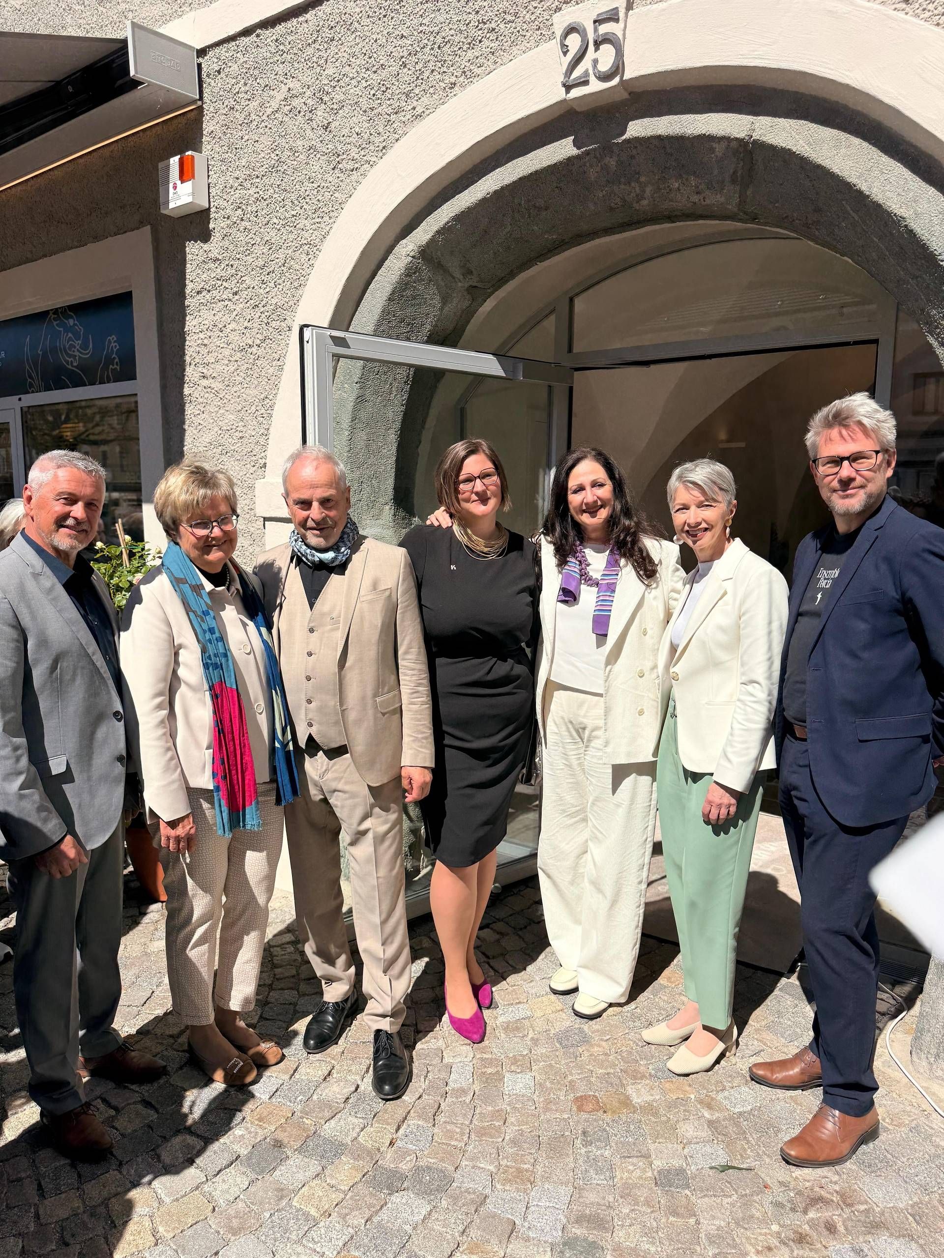Vor dem Kunsthaus Gm&uuml;nd: Bgm. Claus Faller, Erika Schuster, Bernhard Zlanabitnig (Musikwochen-Millstatt), Kuratorin Julia Schuster, Nadja Kayali, LH-Stv Gaby Schaunig und Kom&ouml;dienspiele-Intendant Florian Eisner. Foto: LPD/B&uuml;ro Schaunig