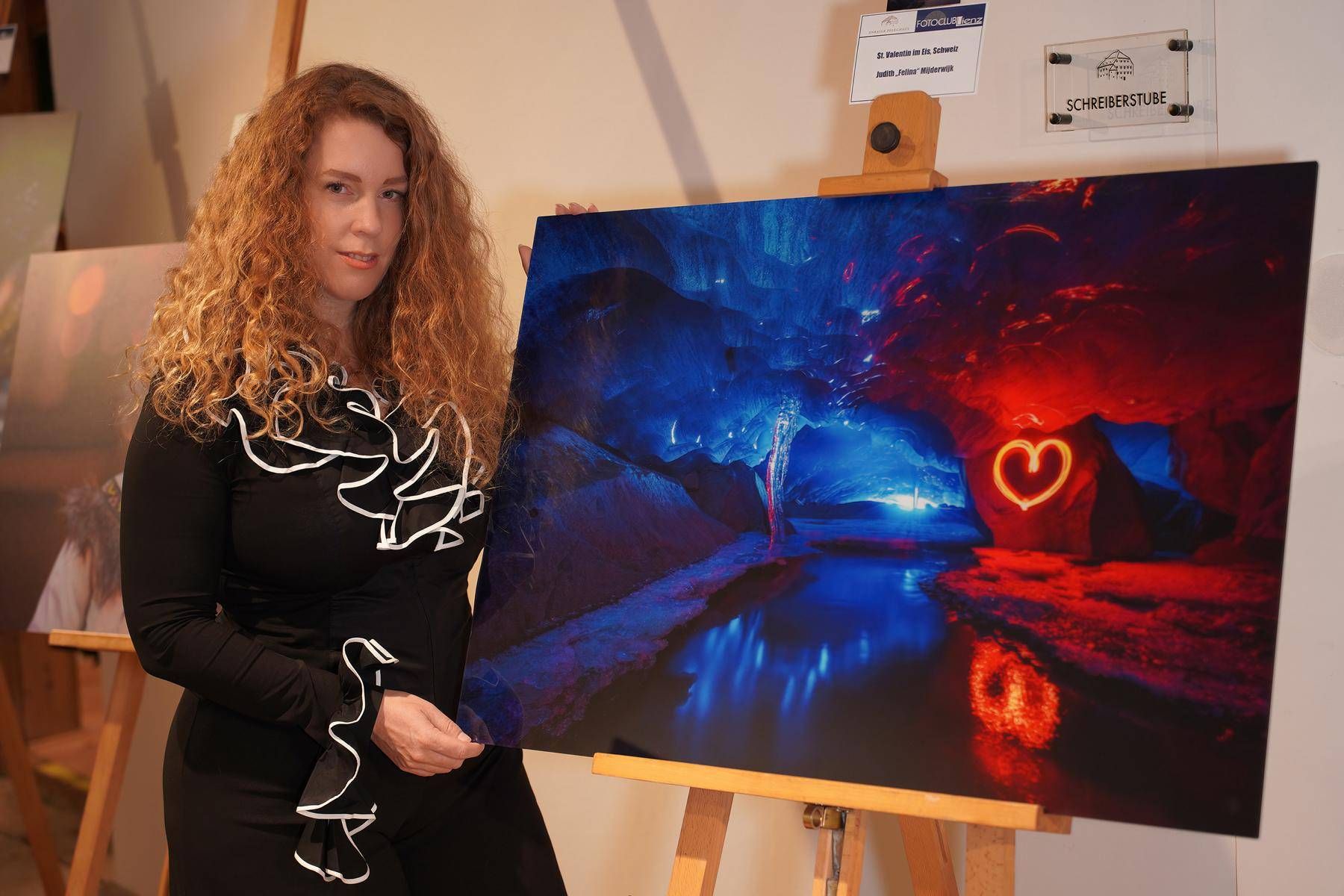 Judith mit einer ihrer Gletscherfotografien bei einer Ausstellung 
des Fotoclubs Lienz 2024 im Anraser Pfleghaus. &copy; Franz Bacher
