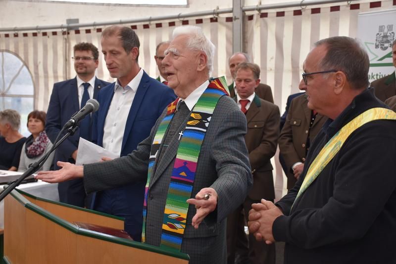 Gesegnet wurde die neue Sozialeinrichtung von Pfarrer Josef Schachner und Diakon Anton Lanner. Pfarrer Schachner spendete zu diesem Anlass der Einrichtung Geld, das er zum Geburtstag.