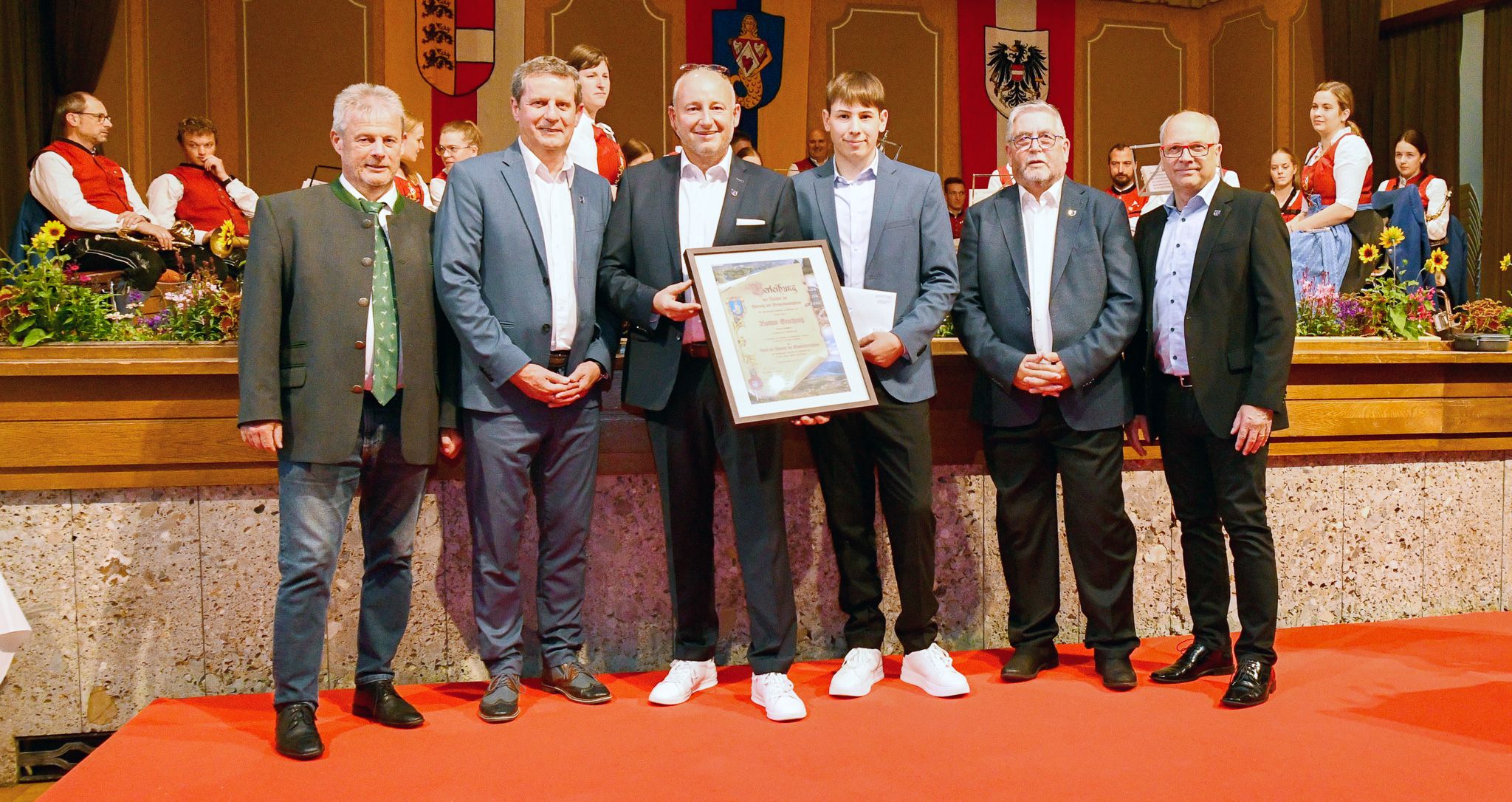 Sportreferent Horst Zwischenberger, BGM Thomas Sch&auml;fauer, Roman Grechenig und sein Sohn Christopher Grechenig (Pension Frankhofer erhielten das Recht zur F&uuml;hrung des Wappens) sowie die beiden Vizebgm. Ino Bodner und Hans Kapeller