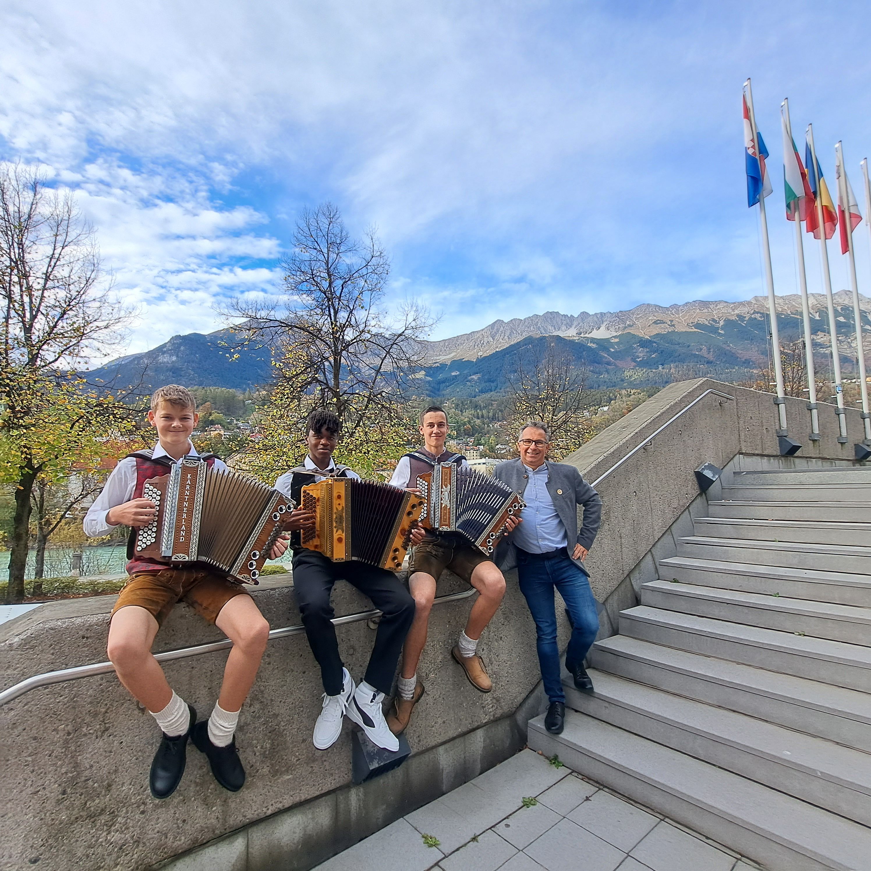 Markus, Samuel und Lukas mit ihrem Lehrer Gerald Kubin