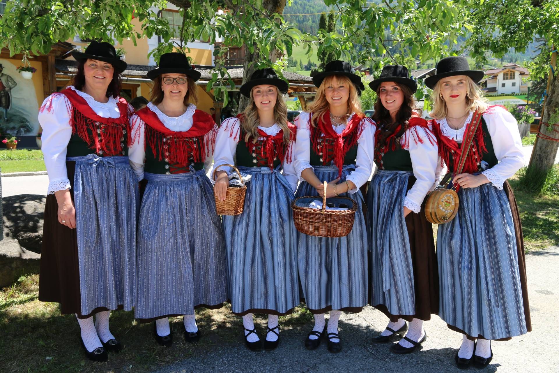 Traditionsvereine begleiteten die Feierlichkeiten.