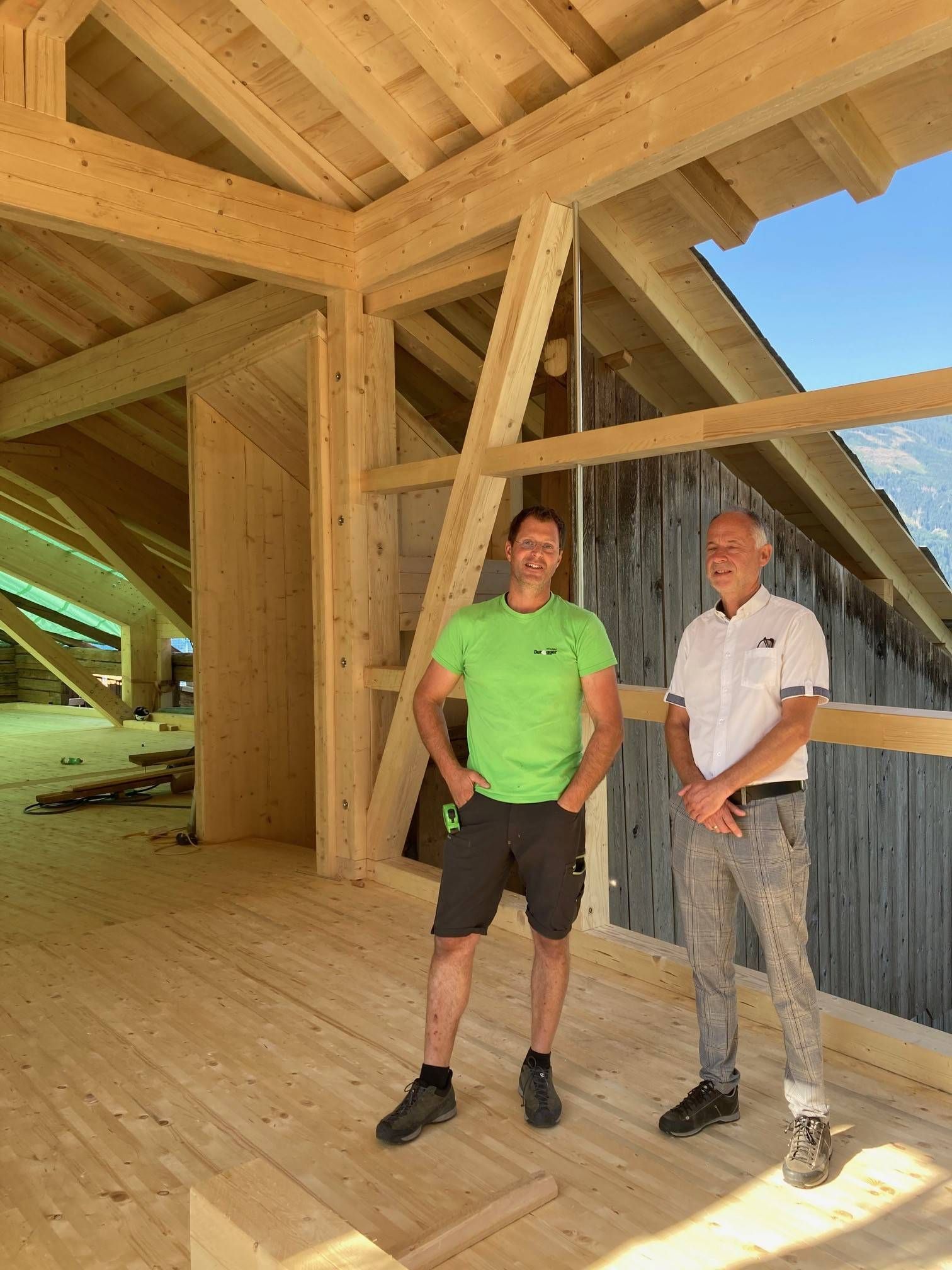 Holzbaumeister Markus Duregger und B&uuml;rgermeister Reinhold Kollnig auf der neue Stadelbr&uuml;cke. Foto: Stangl