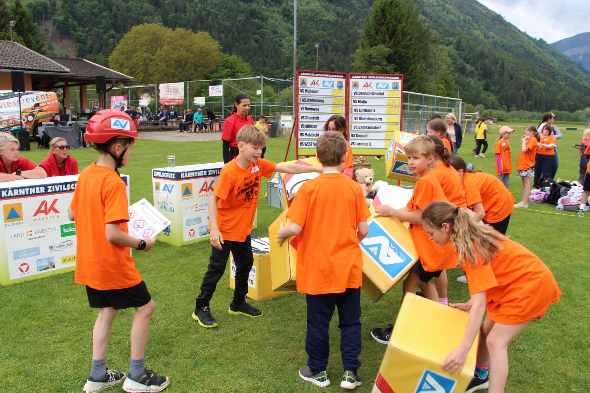 Bei der Kinder-Sicherheitsolympiade meistern die Kids vier Stationen: das Safety-Spiel f&uuml;r Lebensretter, den KLV-Radfahrbewerb, den Landesjugendreferat-L&ouml;schbewerb und das AUVA-Gefahrstoff-W&uuml;rfelpuzzle. Foto: KZSV/AUVA M. Lippitsch.
