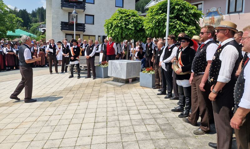 Chorleiter Herwig Schwarz und Obmann Karl Theme&szlig;l-Huber er&ouml;ffneten das Gausingen.
