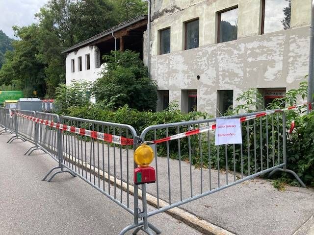 Die Feuerwehr hat den umliegenden Bereich   in der Michael-Gamper-Stra&szlig;e gesperrt. Foto: Stangl