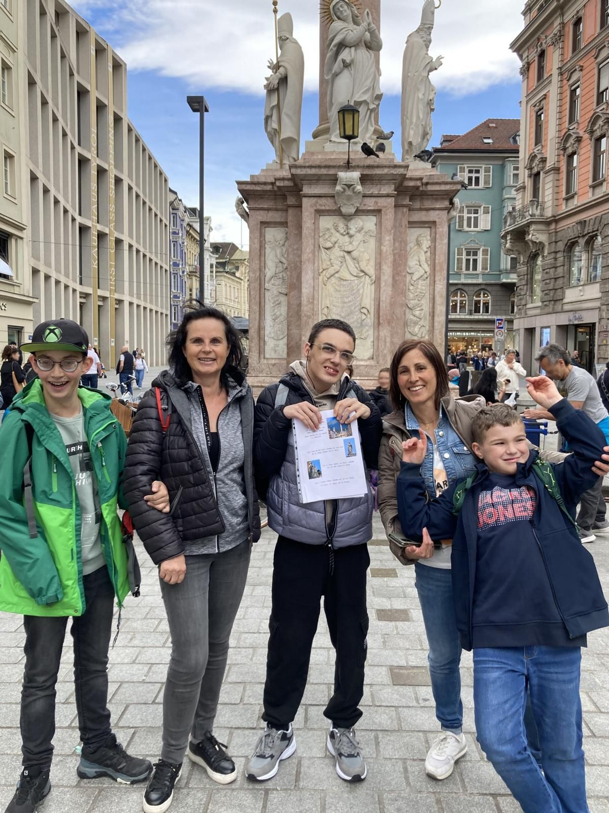 David, Andr&eacute; und Luis mit ihren Lehrerinnen Maria Juen-Guggenberger und Gertraud Waldauf vor der Annas&auml;ule in Innsbruck. Foto:  ASO Sillian
