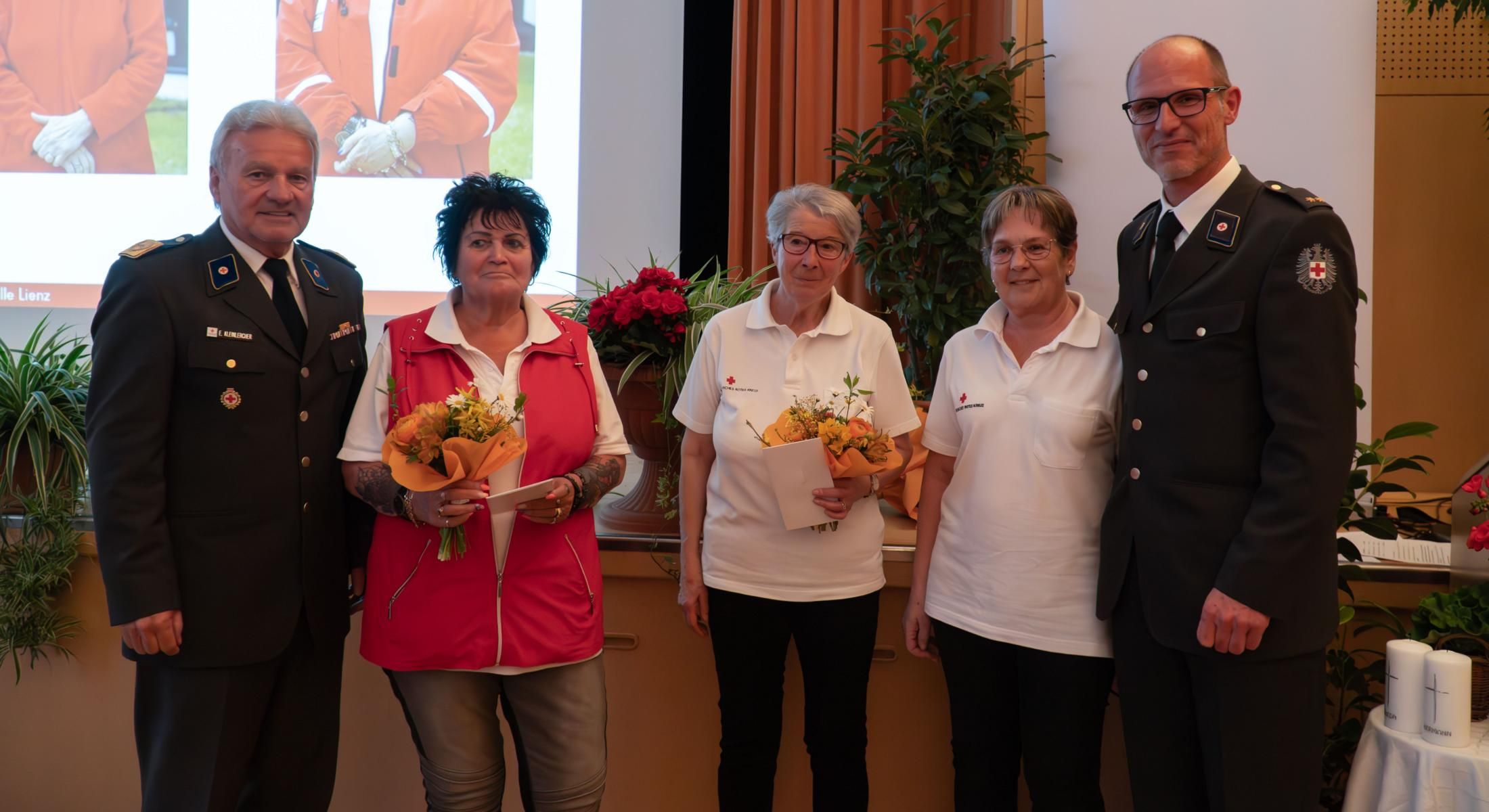 Bezirksstellenleiter und Vizepr&auml;sident Rotes Kreuz Tirol Egon Kleinlercher, Anita Pfeifhofer, Brigitte Vergeiner, Hildegard Gutwenger, Bereichsleiter Gesundheits- und Soziale Dienste Wilhelm Granig, MBA.
