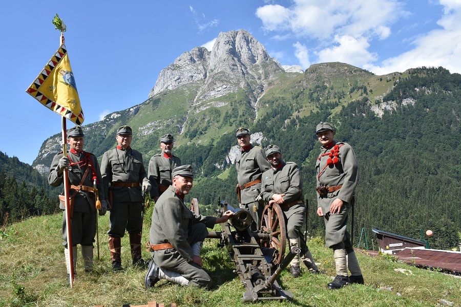 Das &bdquo;k.u.k. Gebirgsartillerieregiment Kaiser Nr. 14&ldquo; aus D&ouml;lsach fungierten als Ehrengarde. Im Hintergrund der damals hei&szlig; umk&auml;mpfte Cellon.