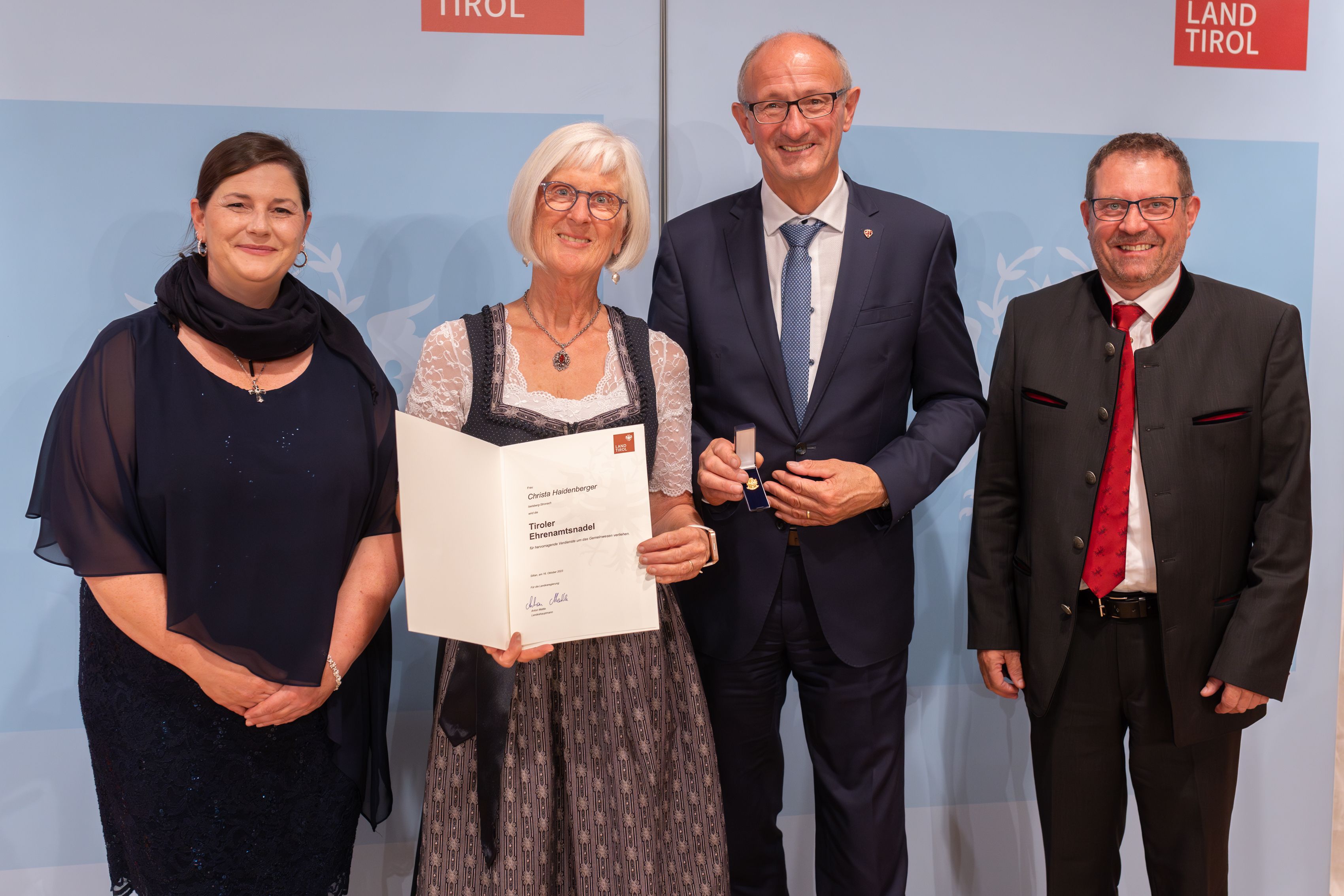 Christa Haidenberger erhielt die Tiroler Ehrenamtsnadel in Gold, Foto: Land Tirol/Brunner Images
