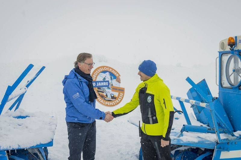 Johannes H&ouml;rl (Vorstand Gro&szlig;glockner Hochalpenstra&szlig;en AG) und Sebastian Jury (Leiter Schneer&auml;umung und Werkst&auml;tten Gro&szlig;glockner Hochalpenstra&szlig;en AG)