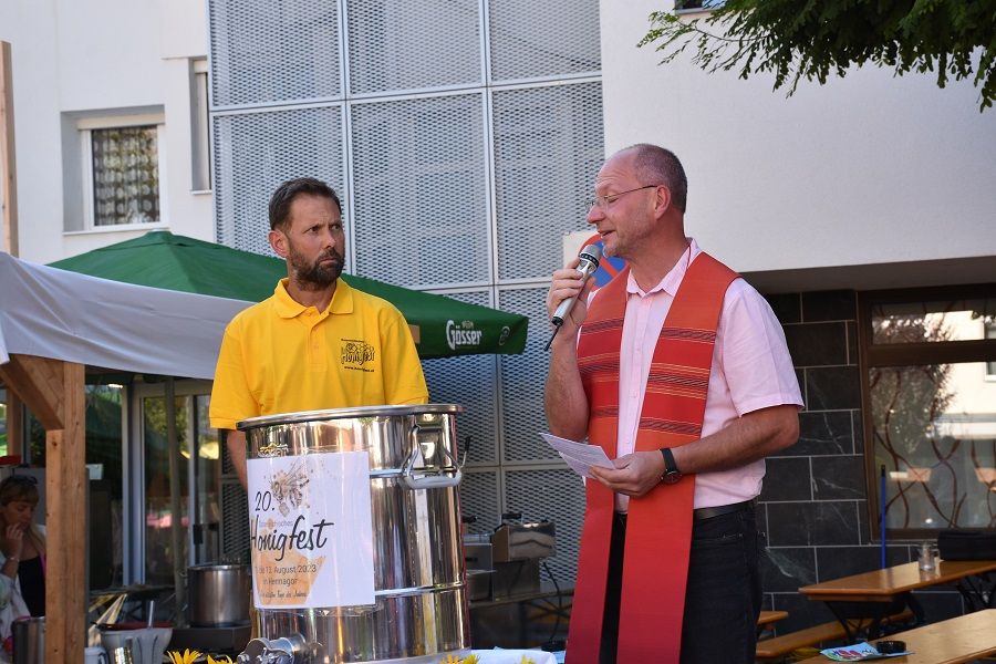 Arno Kronhofer er&ouml;ffnete das Honigfest und Pfarrer Reinhard Ambrosch gab den Segen.