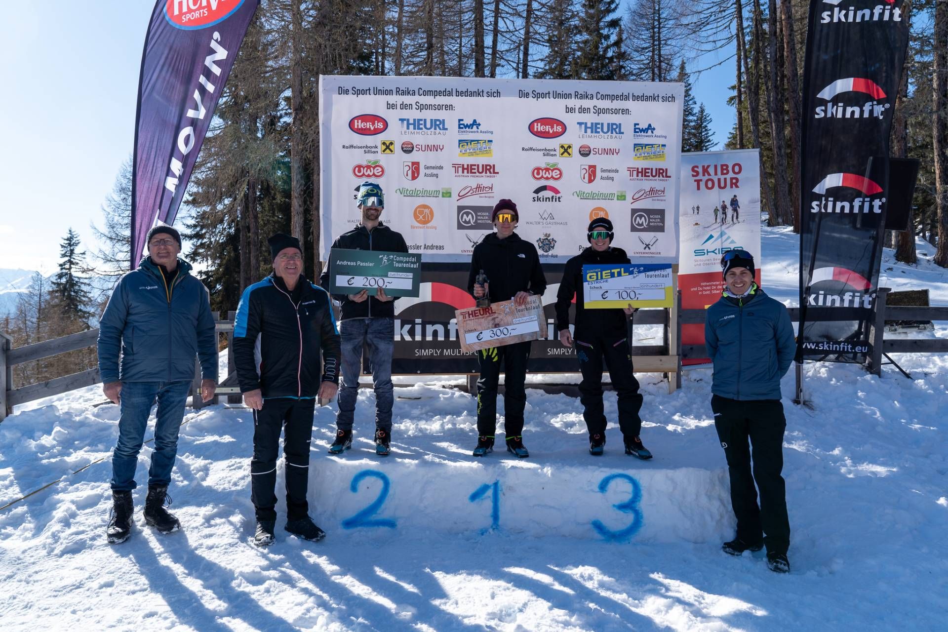 Die Schnellsten beim &bdquo;Individual Herren Senior&ldquo;: Samuel Tiefenbacher (2.) Josef Bodner (1.), Markus Brunner (3.). Die Siegerschecks &uuml;berreichten Sportobmann Konrad Jungmann, Bgm. Reinhard Mair und Sektionsleiter Florian Vergeiner (v. l.). Foto: Kirchmair