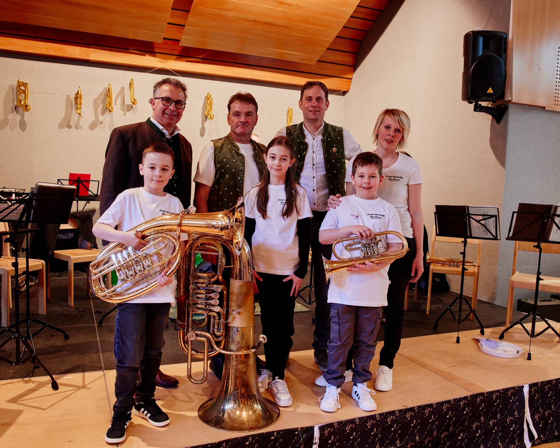 V. l.: Musikschuldirektor Gerald Kubin, Kapellmeister Heribert Spie&szlig;, Obmann Martin Kerschbaumer, Jugendreferentin Johanna M&ouml;&szlig;ler mit den Jungmusikern Simon Guggenberger, Sophia Guggenberger und Florian M&ouml;&szlig;ler. Fotos: Musikschule K&ouml;tschach-Mauthen/Lesachtal