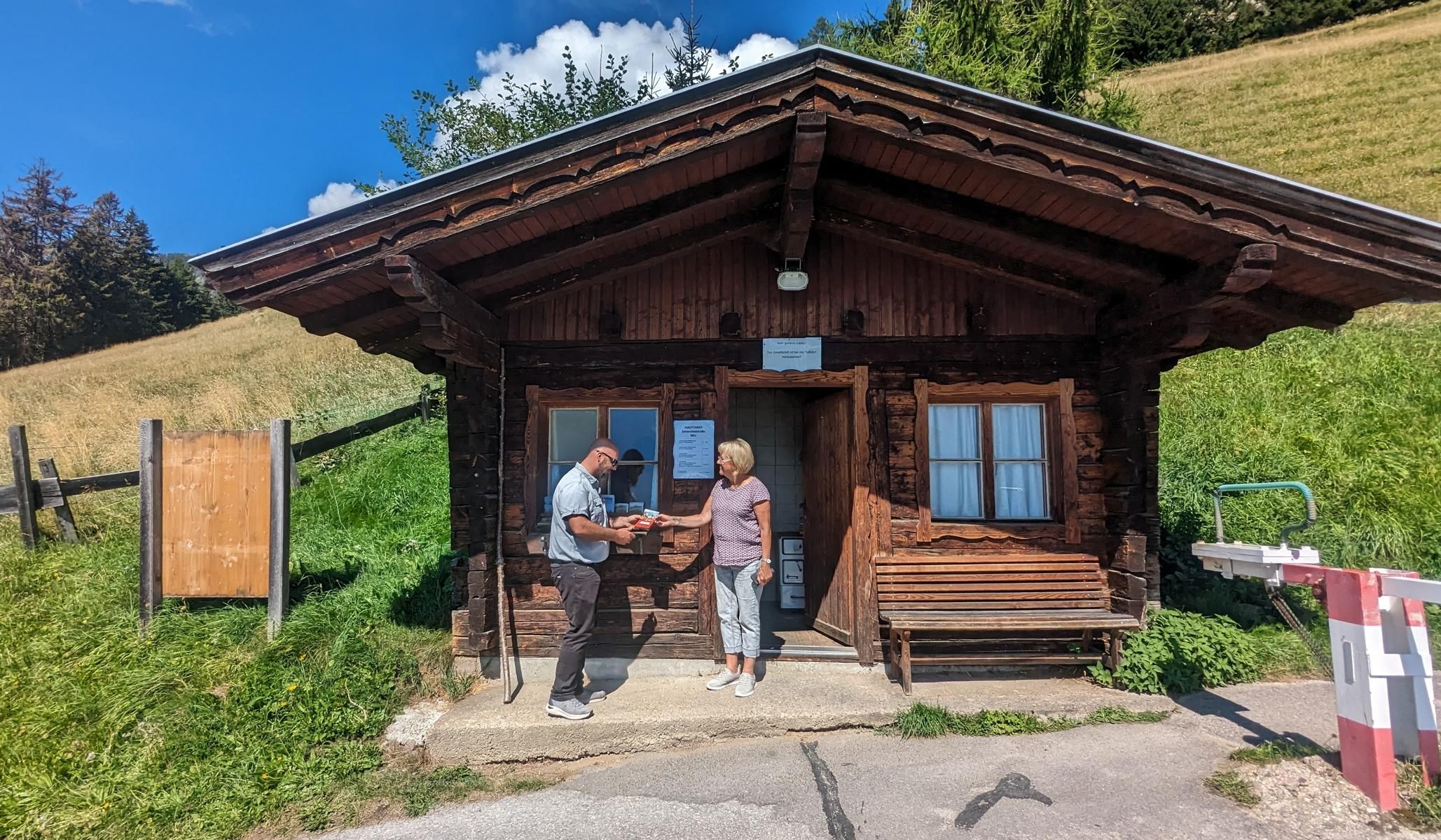 Tourismus Beratung inklusive - Mautner Werner Graf hatte auch Prospekte parat Foto: Knorr