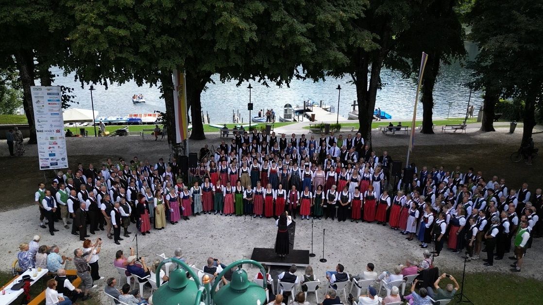 Ein Gesamtchor mit &uuml;ber 300 S&auml;nger und S&auml;ngerinnen sorgte f&uuml;r eine Klangwolke im Seebodener Blumenpark.