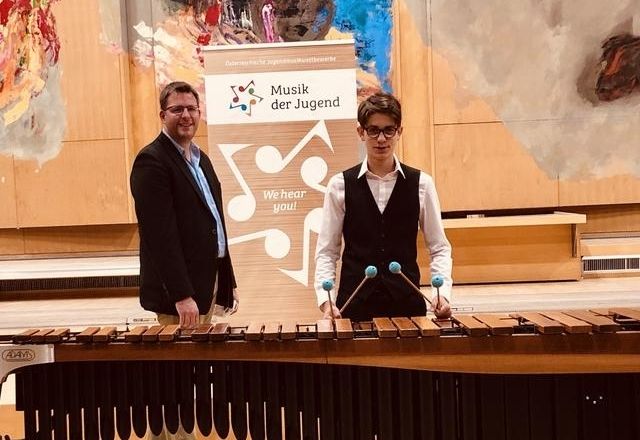 Schlagwerk-Talent spielt mit Symphonikern