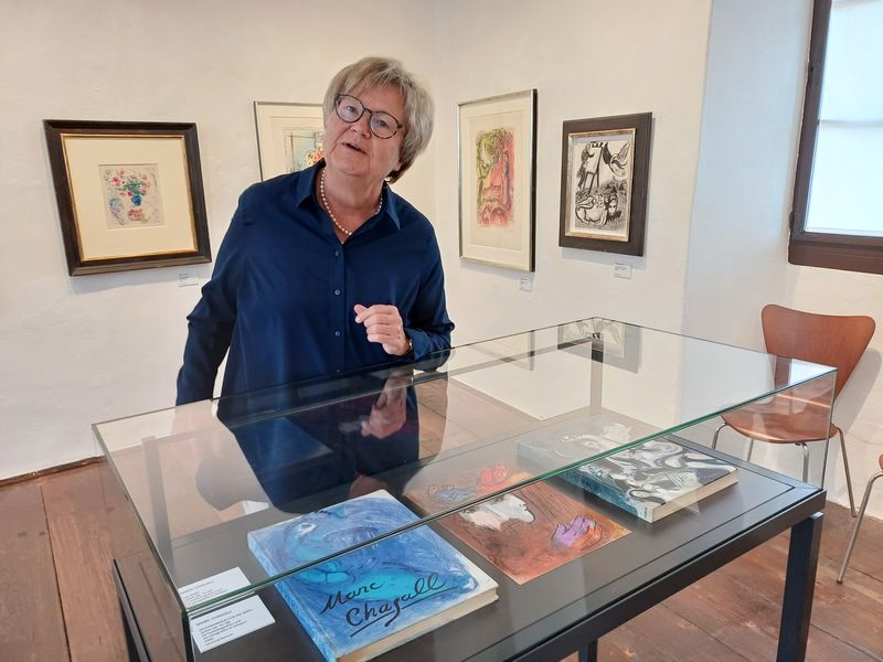 Dr. Erika Schuster f&uuml;hrt durch die letzte gro&szlig;e Ausstellung in der alten Stadtturmgalerie. Im kommenden Mai werden Kunstfreunde schon im neuen Kunsthaus Gm&uuml;nd am Hauptplatz empfangen.