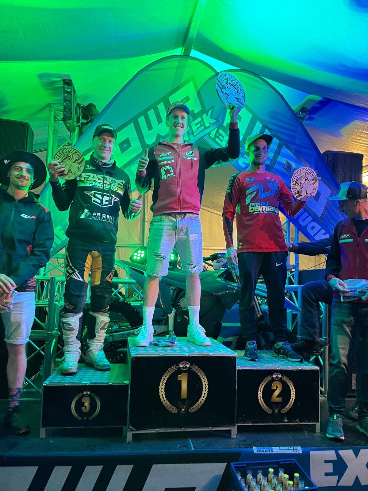 V. l.: Enduro-Legende Graham Jarvis auf Platz 3, Thomas Hecher auf Platz 1, Manuel Preuhs (N&Ouml;) auf Platz 2.