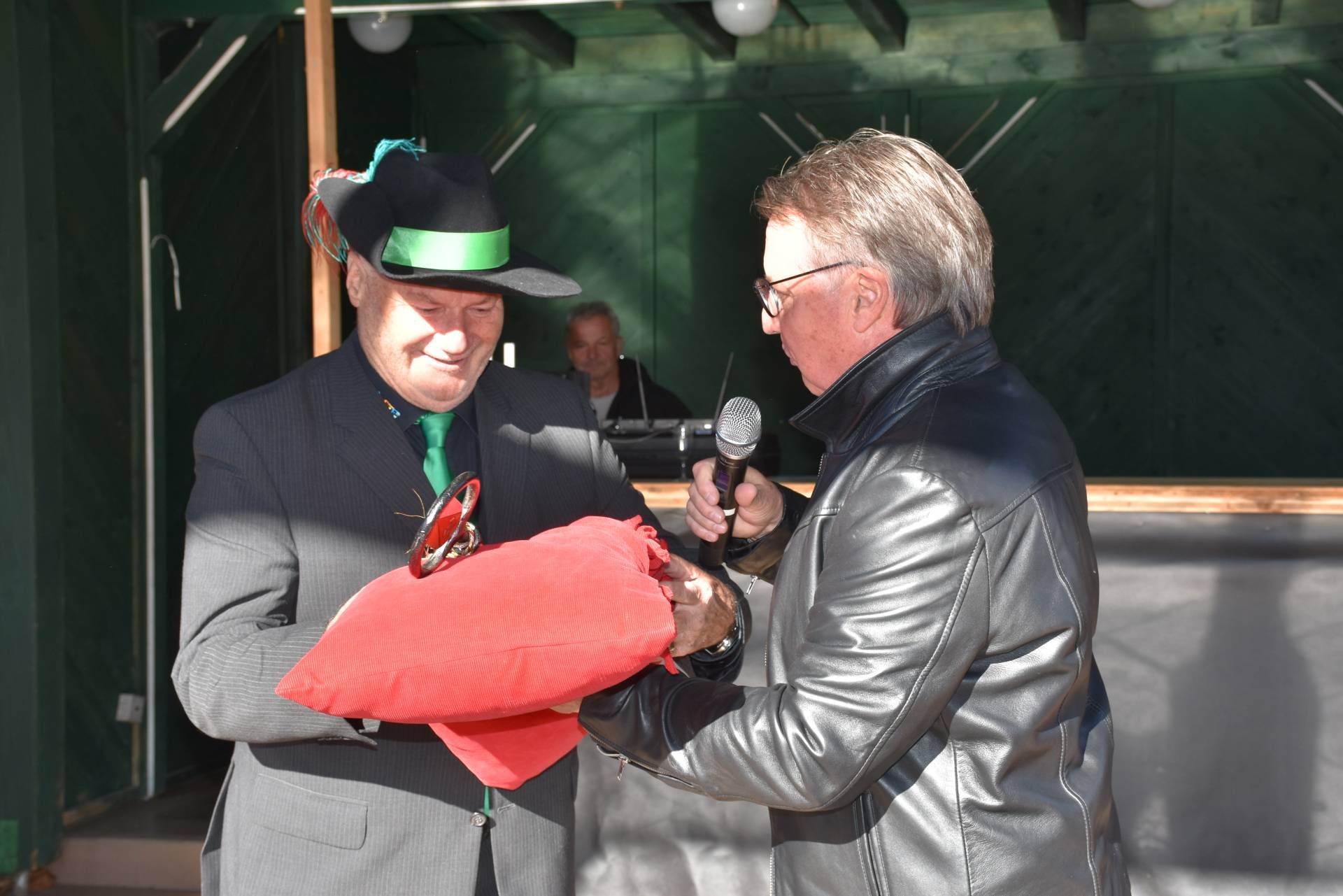 Schl&uuml;ssel&uuml;bergabe: Peter Lanz und Ewald Tschabitscher.